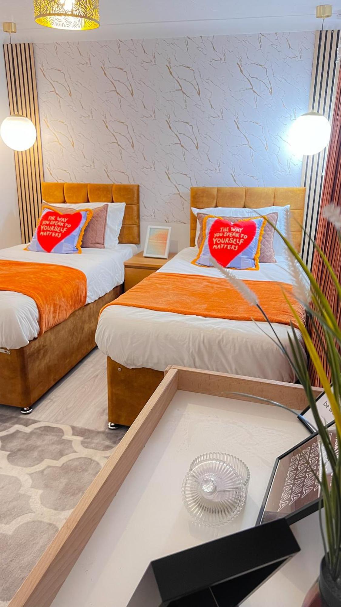 Luxe Smart Home - Basildon Serviced Accommodation - 7 Mins Walk To Basildon Town Centre, Hospital & Train Station Eksteriør bilde