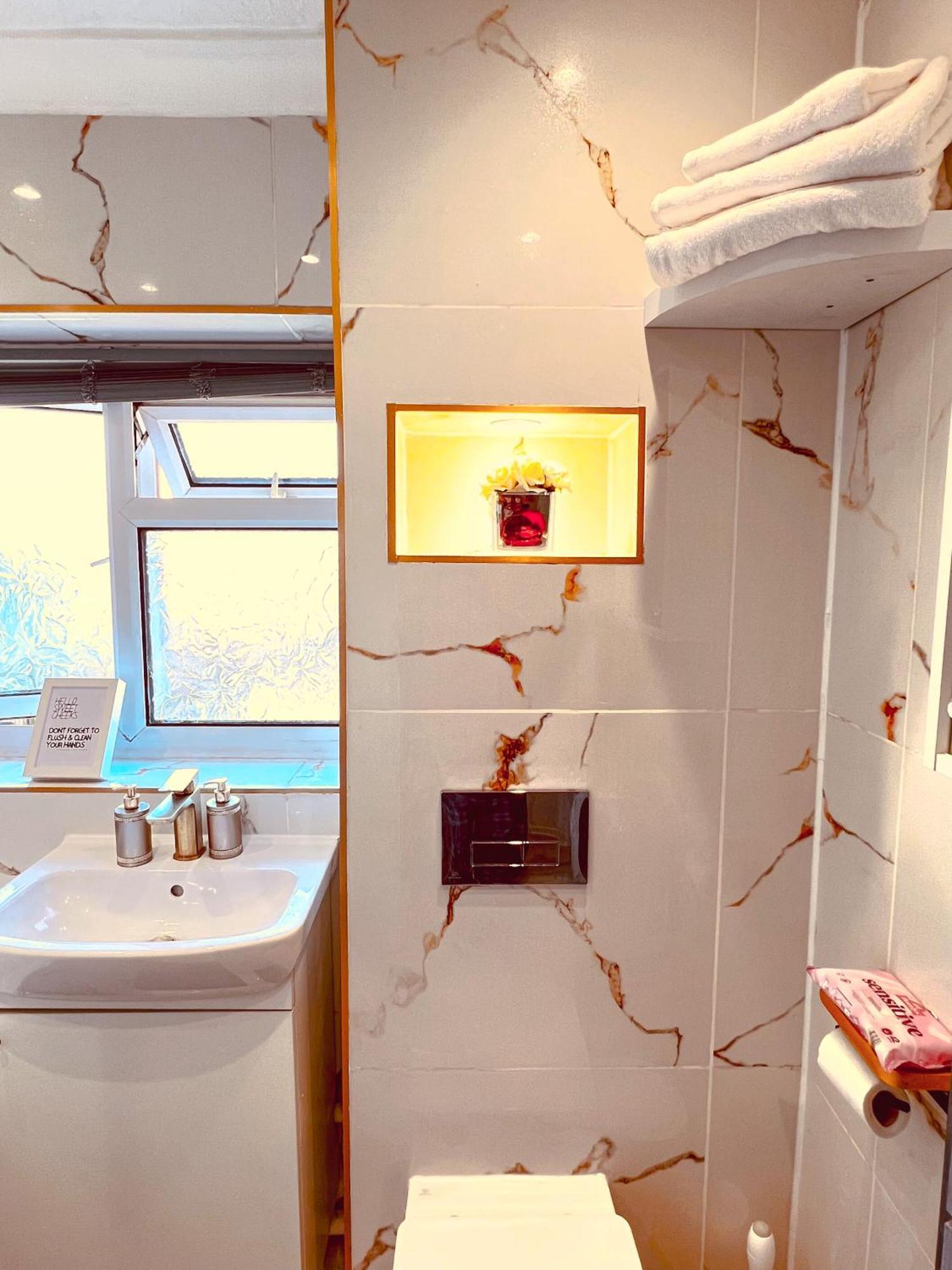 Luxe Smart Home - Basildon Serviced Accommodation - 7 Mins Walk To Basildon Town Centre, Hospital & Train Station Eksteriør bilde